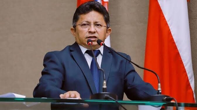 Sinésio Campos é afastado da diretoria do PT após dinheiro apreendido com assessora