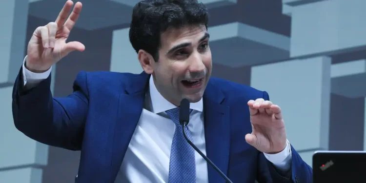 Senado aprova Gabriel Galípolo para presidência do Banco Central