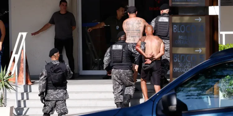 Mais de 200 torcedores do Peñarol são presos por confusão no Rio