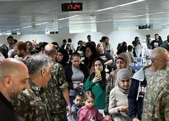 Terceiro voo da FAB sai do Líbano com 218 resgatados a bordo