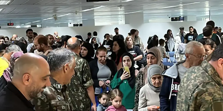 Terceiro voo da FAB sai do Líbano com 218 resgatados a bordo