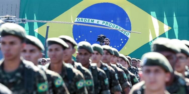 Dino suspende regra sobre aposentadoria de policiais homens e mulheres - (Marcos Corrêa/PR)