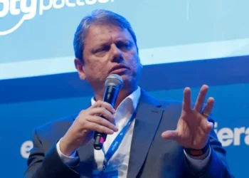 Tarcísio diz que mensagem do PCC orientava voto em Boulos; psolista vai à Justiça