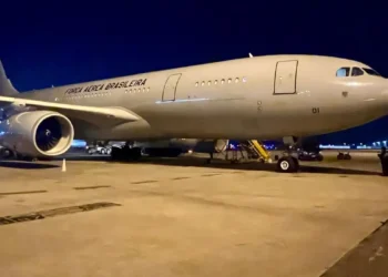 Voo da FAB para repatriação de brasileiros decola de Lisboa rumo ao Líbano