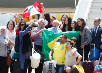 Repatriados do Líbano são recebidos por Lula em São Paulo