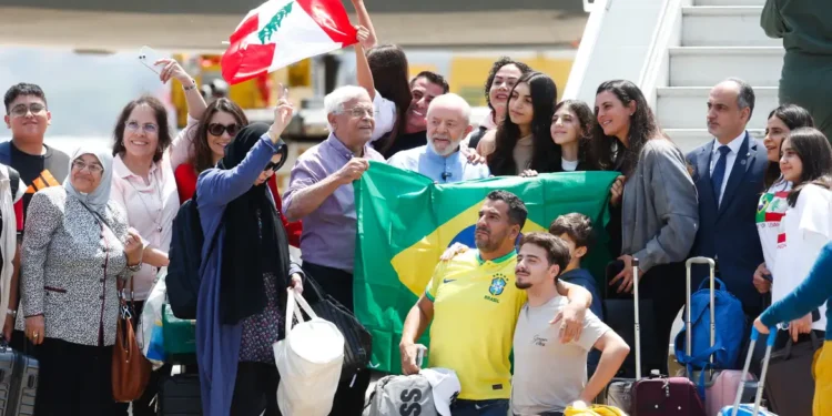 Repatriados do Líbano são recebidos por Lula em São Paulo