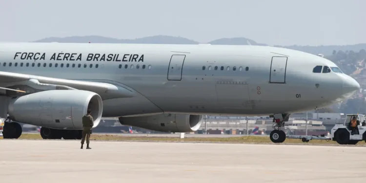 Quinto voo decola do Líbano com 220 repatriados brasileiros