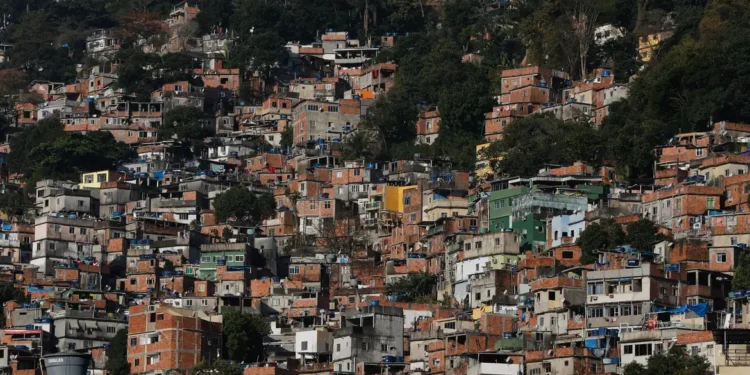 Quase 16,4 milhões de pessoas moram em favelas no Brasil, revela Censo