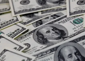 Dólar sobe para R$ 5,87 e fecha no maior nível em quatro anos