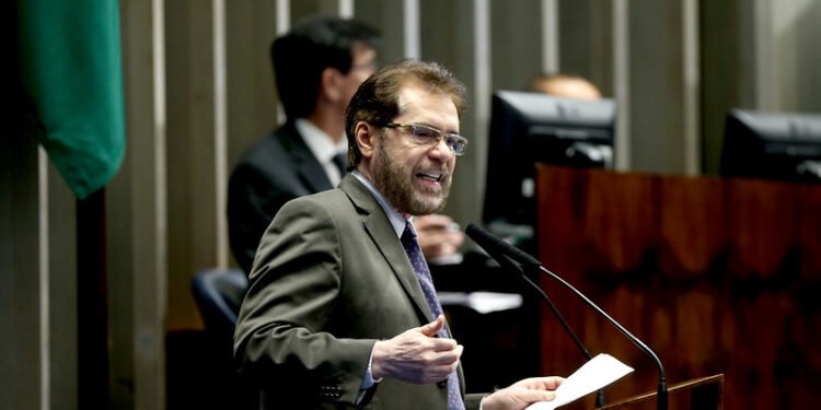 Senador Plínio Valério chama visita de Joe Biden a Manaus de ‘teatro’ e critica promessas de investimentos no Amazonas