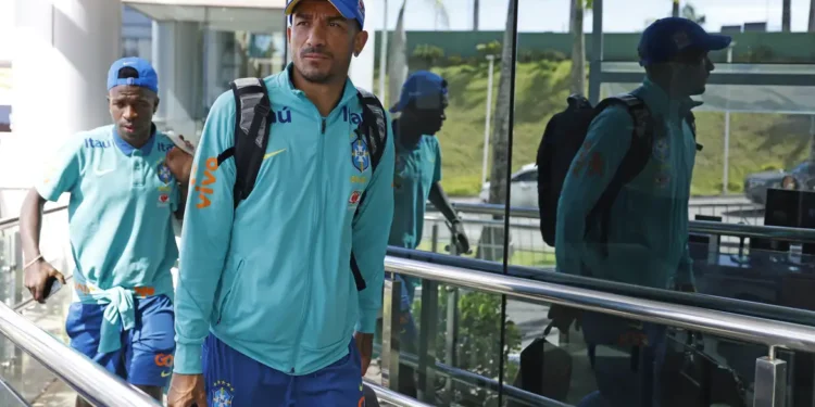 Seleção desembarca em Salvador para jogo contra o Uruguai