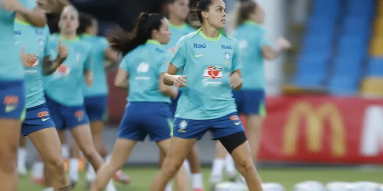 Seleção feminina realiza primeiro treino com todas as convocadas