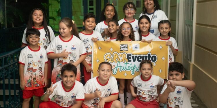 Estudantes de escola salesiana lançam seu livros em Manaus (Divulgação/Rhayanna Barbosa)