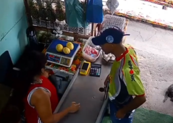 Câmera flagra mulher sendo assaltada no bairro Zumbi