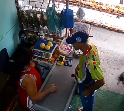 Câmera flagra mulher sendo assaltada no bairro Zumbi