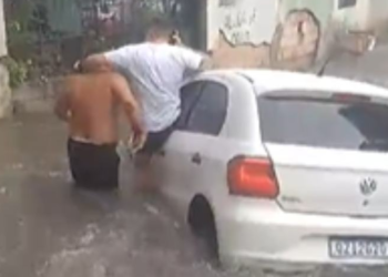 Motorista fica preso no carro durante chuva no Beco Ayrão