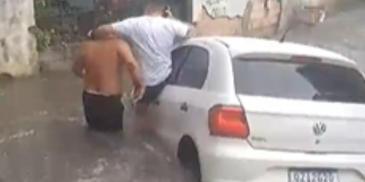 Motorista fica preso no carro durante chuva no Beco Ayrão