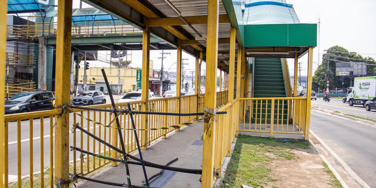 Passarela na avenida Torquato Tapajós segue desativada há sete meses e prejudica pedestres