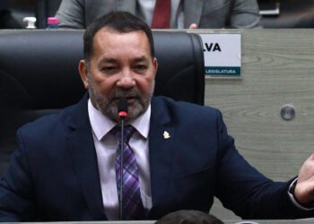 Vereador Gilmar Nascimento (Avante) discursando na Câmara Municipal de Manaus (CMM) - (Foto: Robervaldo Rocha/CMM)