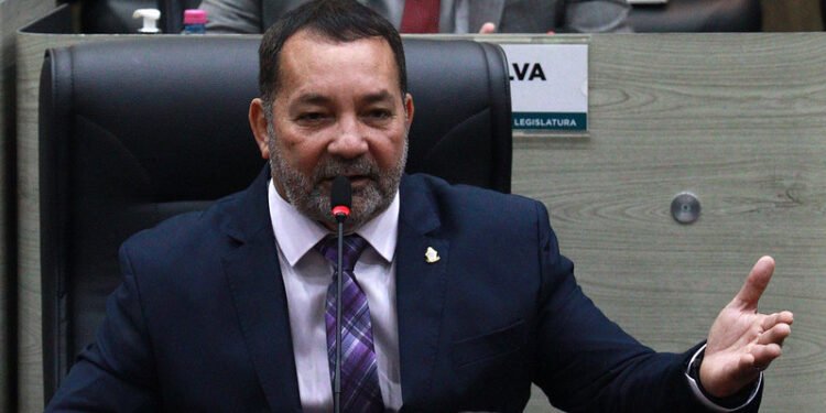 Vereador Gilmar Nascimento (Avante) discursando na Câmara Municipal de Manaus (CMM) - (Foto: Robervaldo Rocha/CMM)