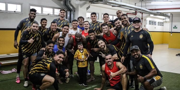 Gui e jogadores do Amazonas FC