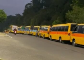 Microonibus paralizados no bairro Cidade de Deus, zona Norte (Reprodução/Internet)