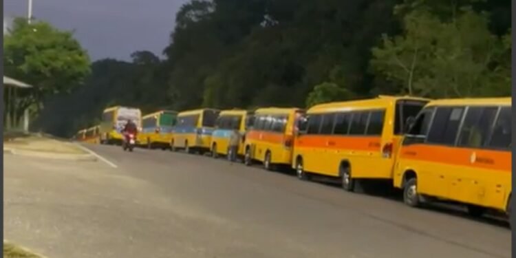 Microonibus paralizados no bairro Cidade de Deus, zona Norte (Reprodução/Internet)