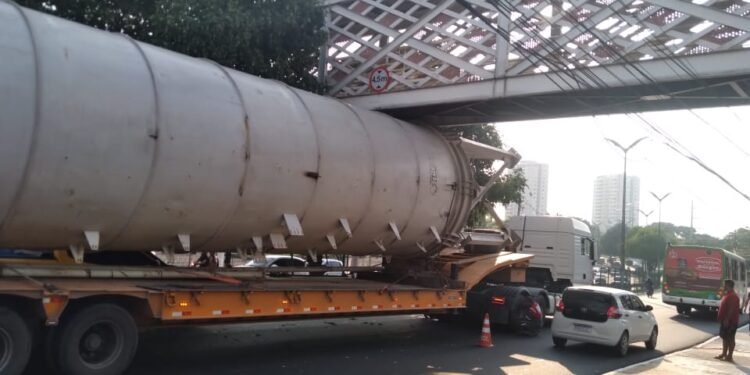 Motorista é multado após carreta fica presa em passarela