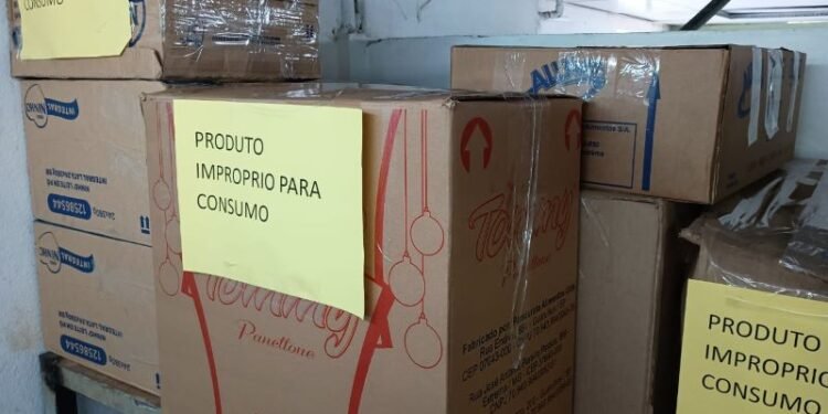 Mais de 20 supermercados de Manaus são fiscalizados por venda de alimentos suspeitos de falsificação