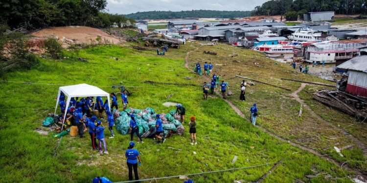 Projeto Remada Ambiental mobiliza voluntários para ação de limpeza e conscientização na Marina do Davi