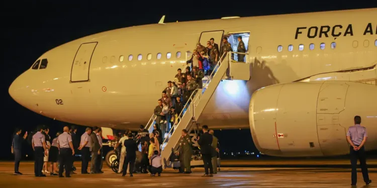 Mais um voo da FAB com 237 repatriados do Líbano chega a SP