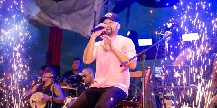 Uendel Pinheiro realiza ação solídaria com a Rios FM (João Dejacy/Rios de Notícias)