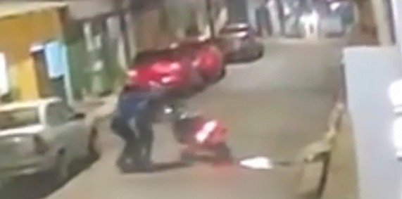 Mulher parte para cima de assaltante no Nova Cidade (Foto: Reprodução/ Redes sociais)