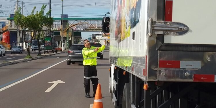 Fiscalização de veículos pesados é intensificada em Manaus
