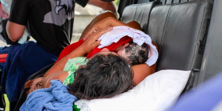 Mãe dá à luz em helicóptero após ser resgatada no interior do AM (Foto: Victor Levy/SSP-AM)