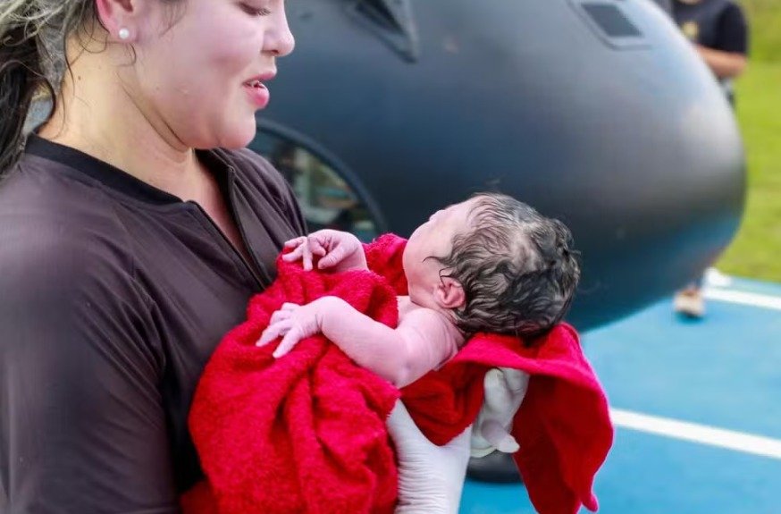 Bebê nasce saudável após parto em helicóptero de resgate (Foto: Divulgação/ SSP-AM)