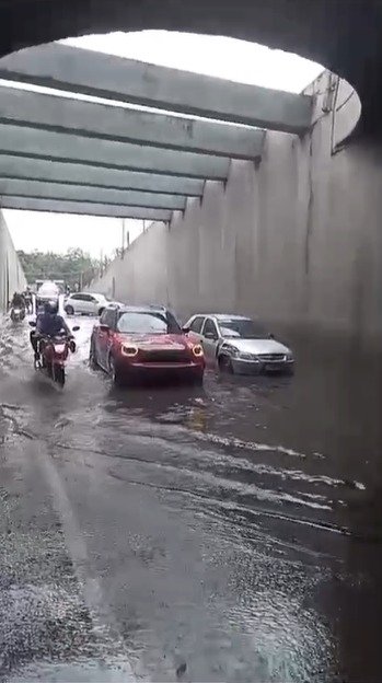 Avenida Darcy Vargas ficou com alto volume de água após fortes chuvas desta quarta, 6/11 (Foto: Reprodução/ redes sociais)