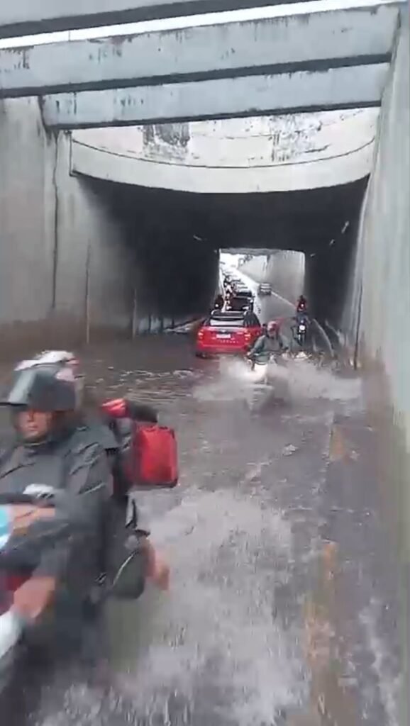 Avenida Darcy Vargas ficou com alto volume de água após fortes chuvas desta quarta, 6/11 (Foto: Reprodução/ redes sociais)