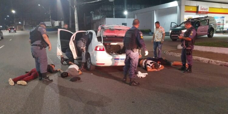 Motorista de APP é feito refém; policiais prende assaltantes
