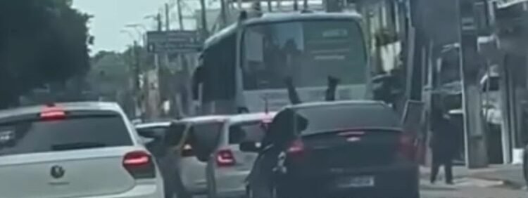 Motorista atinge motocicleta na zona Oeste de Manaus (Foto: Reprodução/ internet)