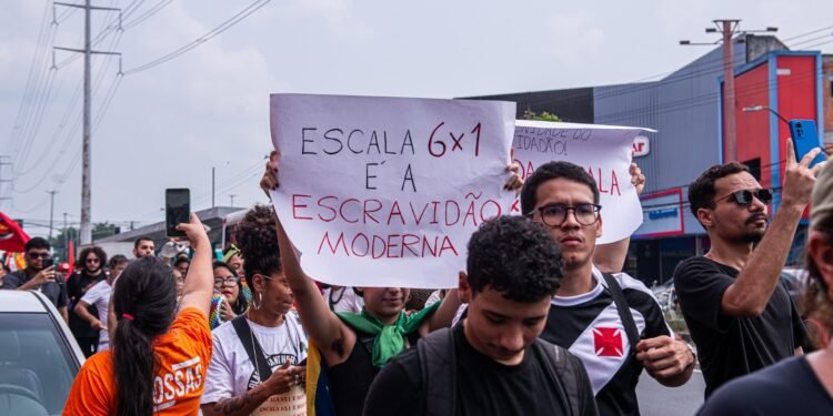 Escala 6x1: manifestantes se reúnem em Manaus por redução da jornada de trabalho