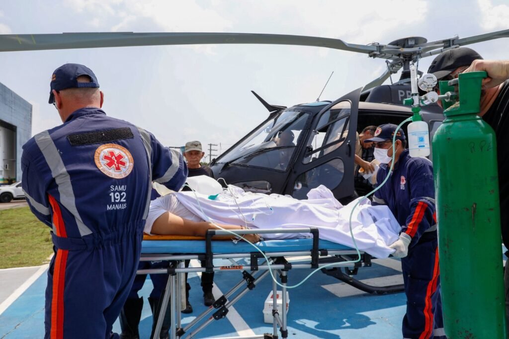 Helicóptero do DIOA auxiliando no transporte de vítima (Foto: Reprodução/ SSP-AM)