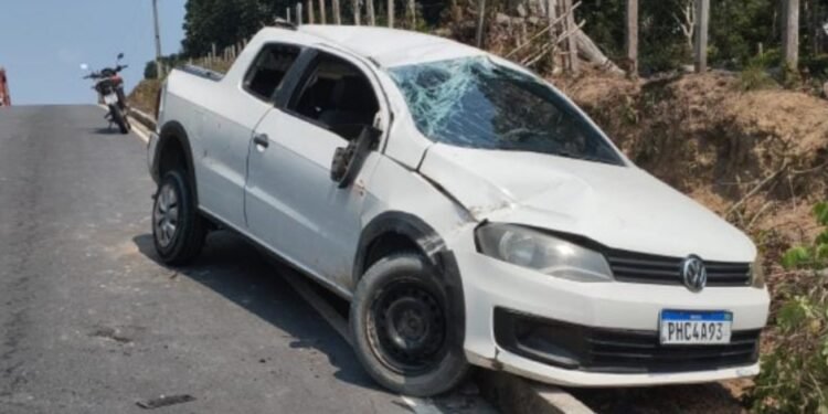 Onze pessoas ficaram feridas após o capotamento (Foto: Reprodução/ internet)