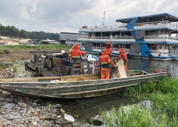 Coleta de resíduos em balsas, orlas e na marina do Davi é realizada diariamente em Manaus