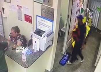 Homem é imobilizado após tentativa de assalto a UBS (Foto: Reprodução/ internet)