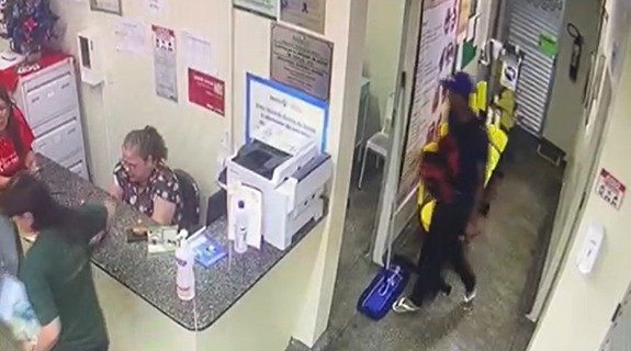 Homem é imobilizado após tentativa de assalto a UBS (Foto: Reprodução/ internet)