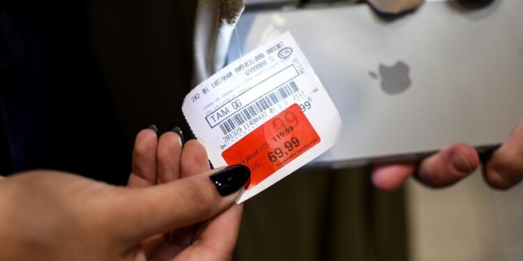 Fiscalização: Procon-AM autua lojas de departamento por maquiagem de preços durante a Black Friday