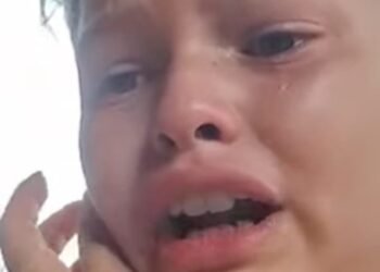 Criança chora ao dizer que sofre bullying por sua mãe ser cadeirante