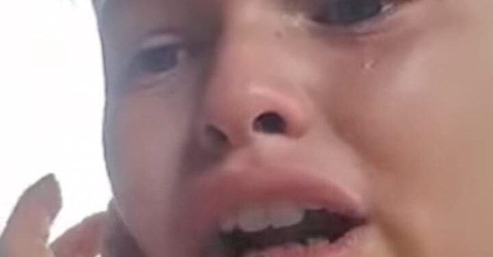 Criança chora ao dizer que sofre bullying por sua mãe ser cadeirante