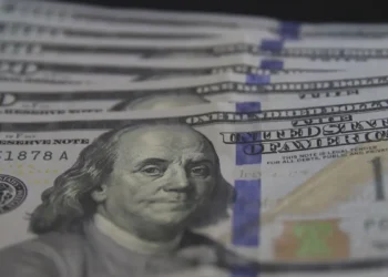 Dólar fecha perto dos R$ 6 e bate novo recorde após anúncio de pacote